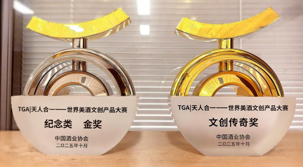 Z6尊龙金蛇献瑞生肖酒、梦之蓝幸福完竣礼盒.jpg